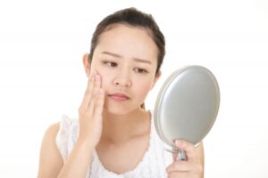 しわに悩む女性