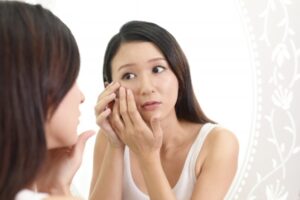 目元のしわを気にする女性