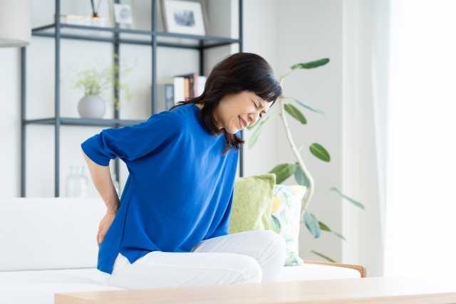腰が痛い女性