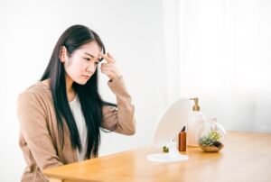 肌荒れに悩む女性
