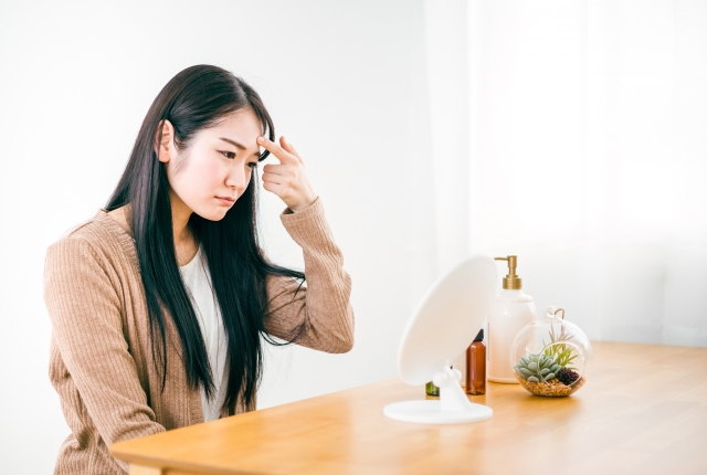 肌荒れに悩む女性