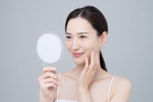 鏡を見て喜ぶ女性
