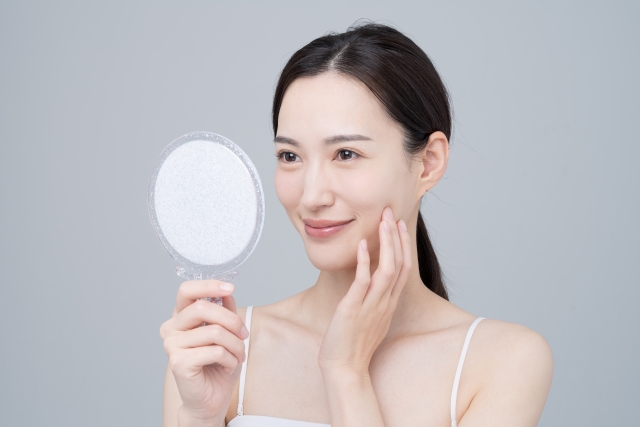 鏡を見て喜ぶ女性