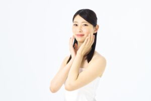 美容鍼をした女性の顔