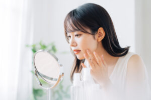 ニキビに悩む女性