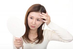 ニキビを見る女性